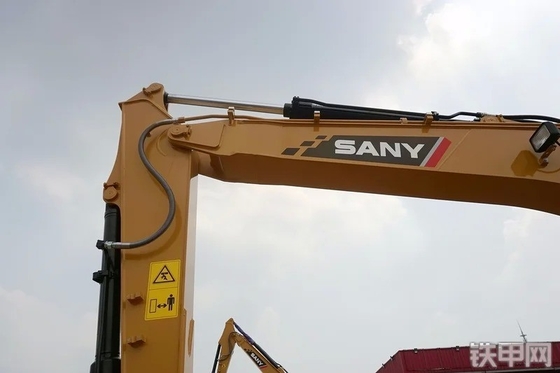建設工事 SY135 掘削機 中部用鉄管と石油からの帰還管